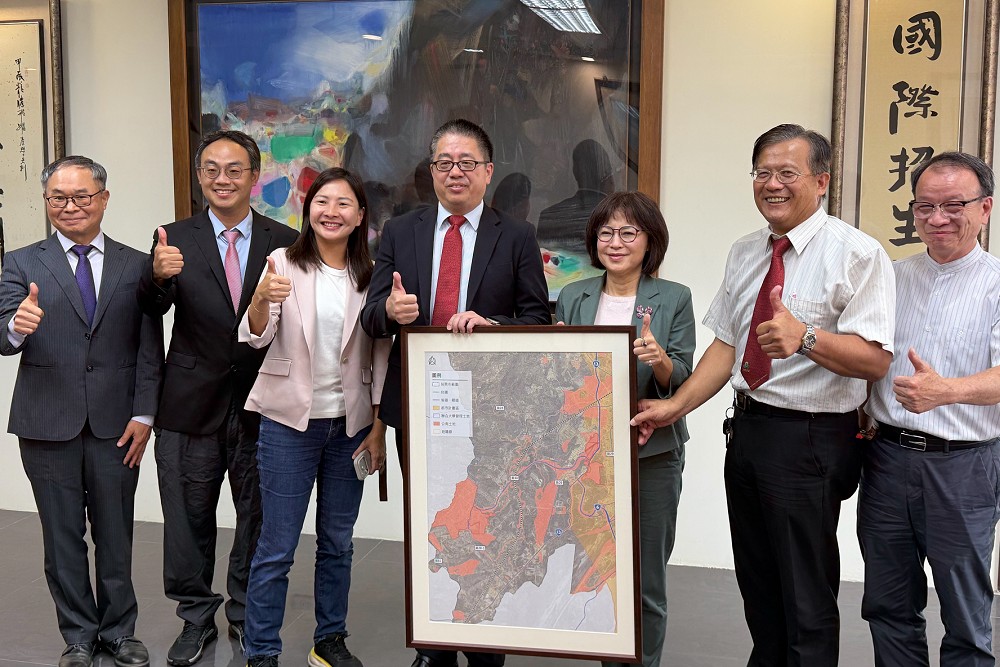 林月琴邀鄭英耀走進苗栗校園　促成優先補助支持智慧實作、AI教學 217