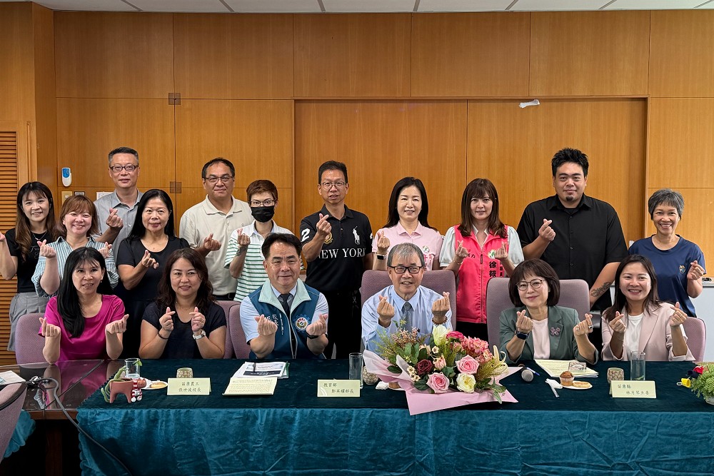 林月琴邀鄭英耀走進苗栗校園　促成優先補助支持智慧實作、AI教學 219