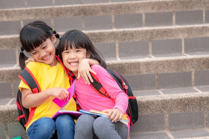 桃園市民卡免費搭!楊梅5條「桃小巴」8/21上路 滿足通勤需求 smiling girls with books on concrete steps 2026 01 08 05 35 53 utc