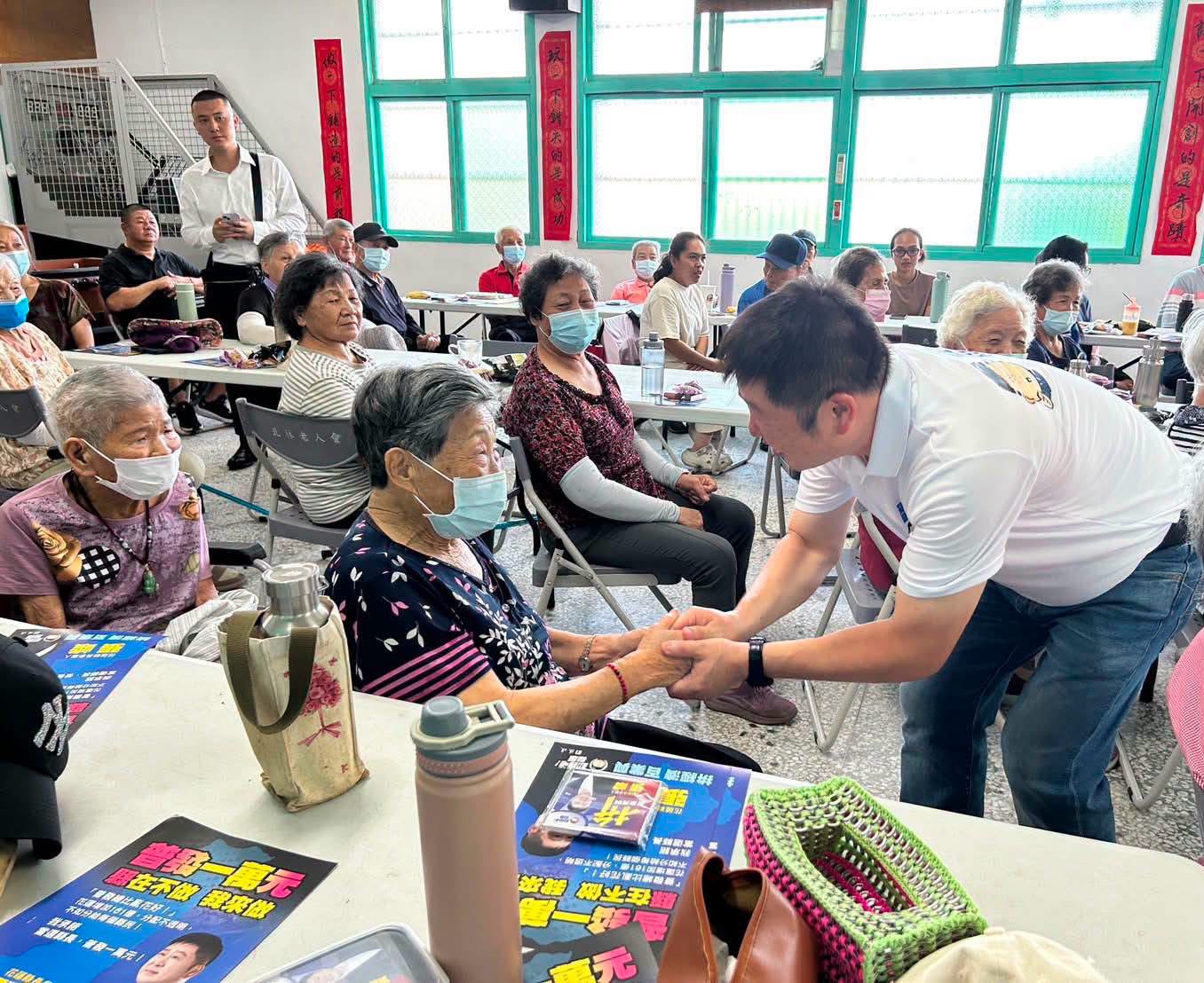 張峻先前也提出花蓮普發現金1萬元政見,他表示,若中央方案通過立法院審議並順利實施,未來地方方案也完成預算編列及法定程序,符合資格的花蓮民眾每人合計可領2萬元。(圖/記者 趙靜姸翻攝)
