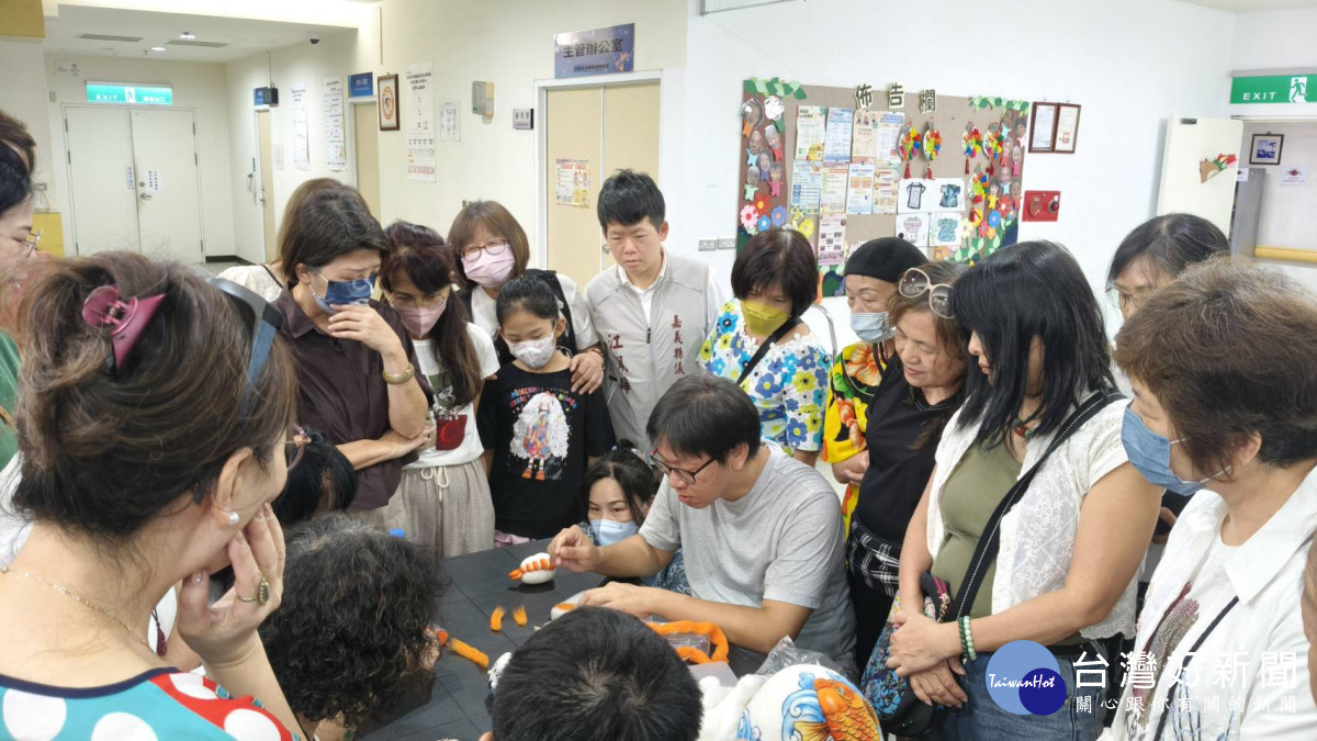 嘉義市青溪新文藝學會舉辦「蝦壽司羊毛氈DIY活動」，邀請吳德原講師帶領會員體驗羊毛氈乾氈創作。（圖／記者陳致愷攝影）