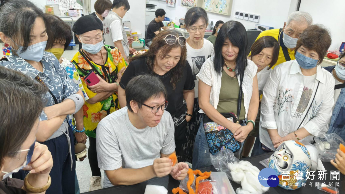 嘉義市青溪新文藝學會舉辦「蝦壽司羊毛氈DIY活動」，邀請吳德原講師帶領會員體驗羊毛氈乾氈創作。（圖／記者陳致愷攝影）