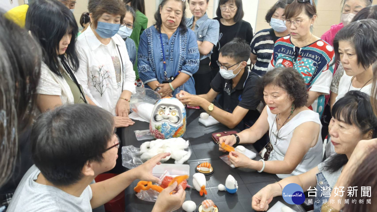 嘉義市青溪新文藝學會舉辦「蝦壽司羊毛氈DIY活動」，邀請吳德原講師帶領會員體驗羊毛氈乾氈創作。（圖／記者陳致愷攝影）