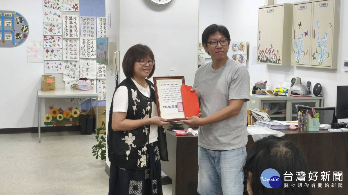 青溪新文藝學會理事長林家儀（左）邀請羊毛氈創作者吳德原（右）擔任講師。（圖／記者陳致愷攝影）