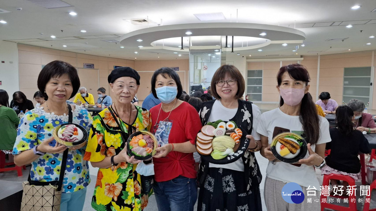 嘉義市青溪新文藝學會舉辦「蝦壽司羊毛氈DIY活動」，邀請吳德原講師帶領會員體驗羊毛氈乾氈創作。（圖／嘉義市青溪新文藝學會提供）