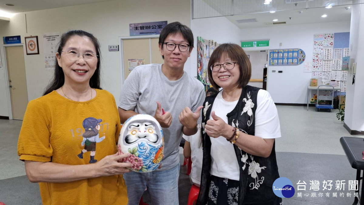 嘉義市青溪新文藝學會舉辦「蝦壽司羊毛氈DIY活動」，邀請吳德原講師帶領會員體驗羊毛氈乾氈創作。（圖／嘉義市青溪新文藝學會提供）