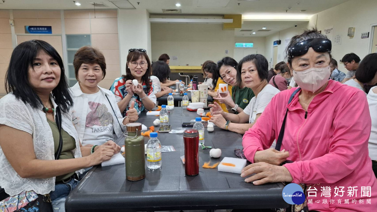 嘉義市青溪新文藝學會舉辦「蝦壽司羊毛氈DIY活動」，邀請吳德原講師帶領會員體驗羊毛氈乾氈創作。（圖／嘉義市青溪新文藝學會提供）