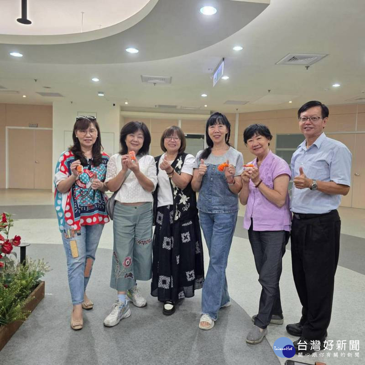 嘉義市青溪新文藝學會舉辦「蝦壽司羊毛氈DIY活動」，邀請吳德原講師帶領會員體驗羊毛氈乾氈創作。（圖／嘉義市青溪新文藝學會提供）