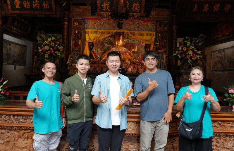 廟埕裡的世代和解:突破百萬票房後,陳毅走完50間宮廟感恩巡禮,用Z世代思維翻轉傳統信仰