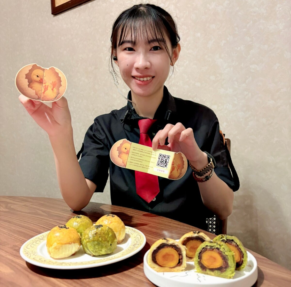 04 膳馨餐飲集團今年以「先有鴨，還是先有蛋？」為主題，推出中秋蛋黃酥禮盒，早鳥預購將於8月1日開跑。
