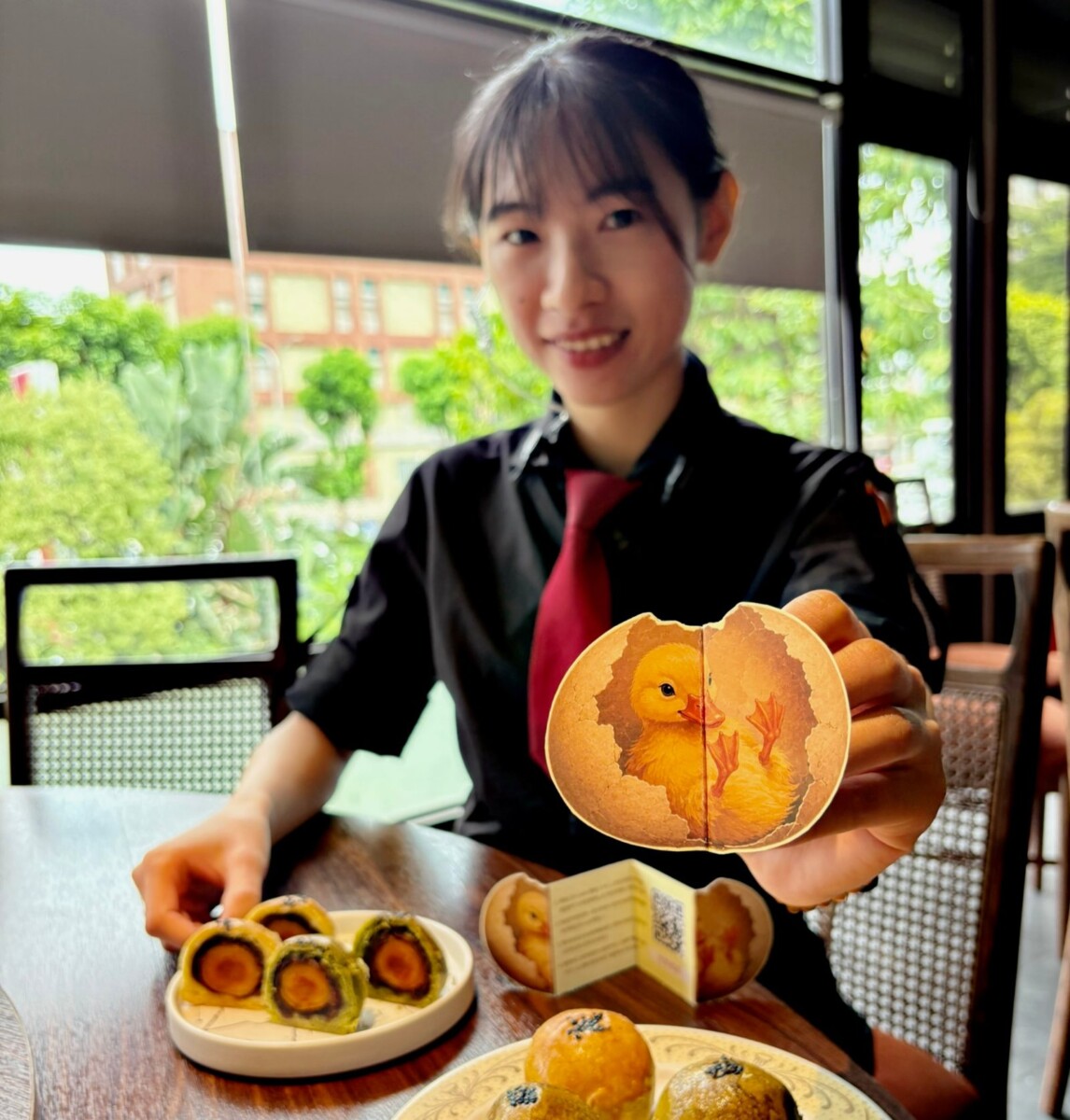 08 6入禮盒中藏入「米其林招牌菜兌換券」，消費者有機會抽中馨苑臺菜咖啡「呆丸郎ㄟ黑羽烤雞」或膳馨「銷魂化骨香酥鴨」