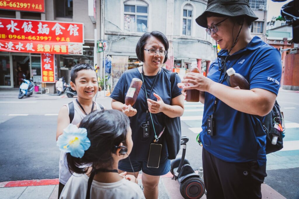 《舊城散步趣Ⅱ-桃園區》民眾品嚐在地店家青草茶 圖/桃園城市創意設計中心提供