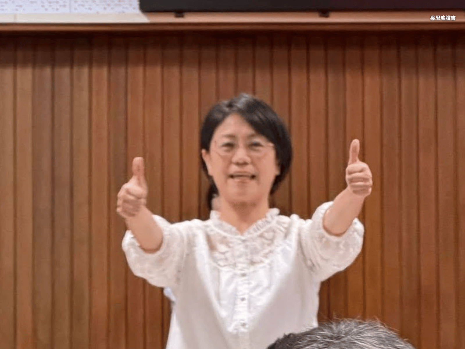 國民黨立法委員翁曉玲,在通過刪除總統國務機要費恐影響庇護工場訂單預算後,舉起雙手大讚。(吳思瑤臉書)