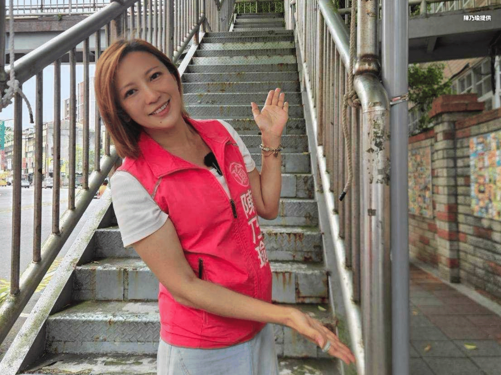 新北市議員陳乃瑜爭取完成,石碇和平國小的老舊石階,完成排水與防滑改善。(陳乃瑜提供)