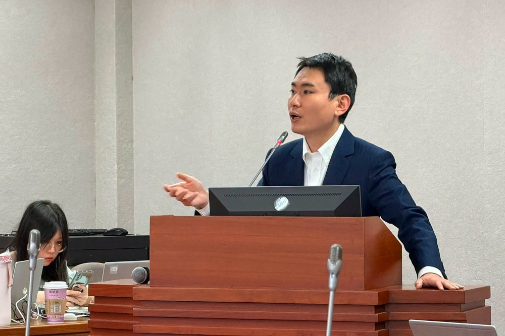 普發1萬外盧秀燕指超徵稅收仍有5千多億 陳冠廷:應投入台灣下個10年布局 214 普發1萬外盧秀燕指超徵稅收仍有5千多億 陳冠廷:應投入台灣下個10年布局 213