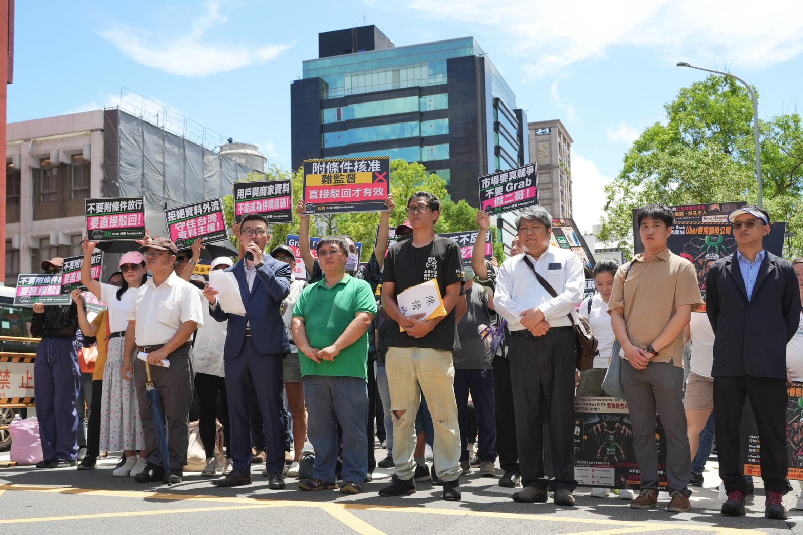 5百人赴公平會怒吼「拒絕附條件放行」 5大民團強烈反對Grab併foodpanda 204 5百人赴公平會怒吼「拒絕附條件放行」 5大民團強烈反對Grab併foodpanda 203