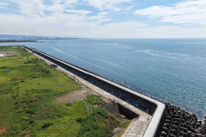 「海稜一線」美景爆紅！淡水金色水岸海堤自行車道 無限海景一次解鎖