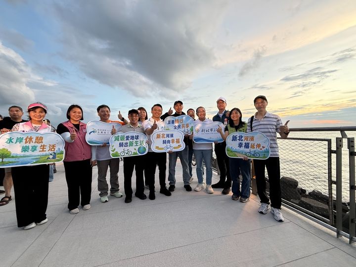「海稜一線」美景爆紅！淡水金色水岸海堤自行車道 無限海景一次解鎖