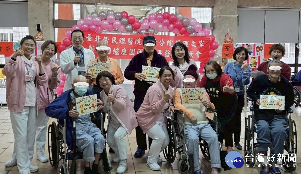 黃政斌副院長頒獎表揚，長輩喜獲鼓勵及肯定。