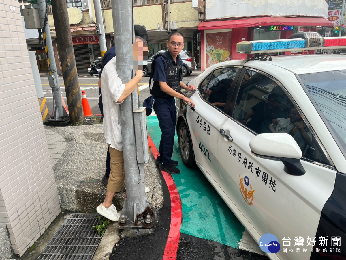 楊梅警主動關懷迷途老翁，協助護送平安返家。