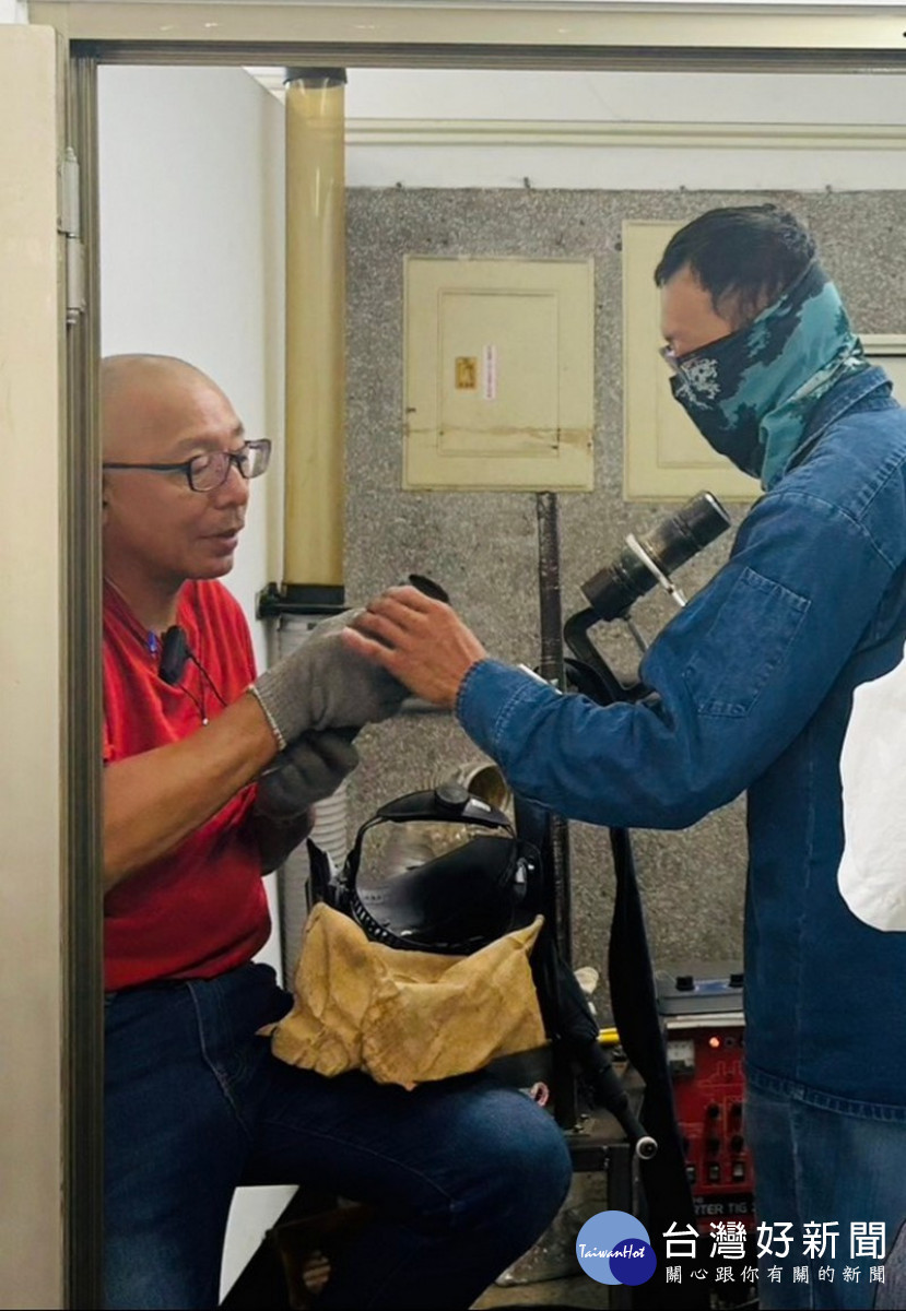 圖說:學員在講師及助教指導下練習操作。