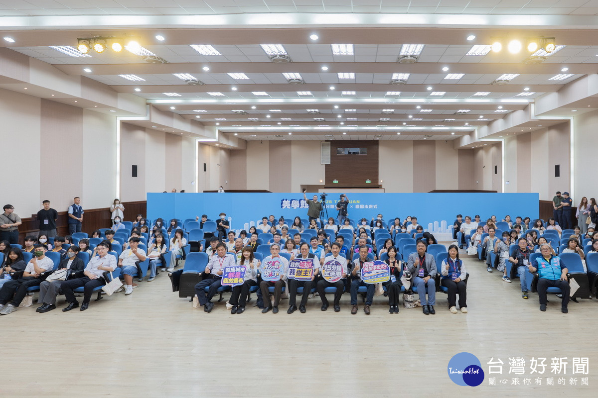 桃園市長張善政出席「2026桃園市城市圍籬美學競圖比賽成果展暨頒獎典禮」大合照。<br /><br />