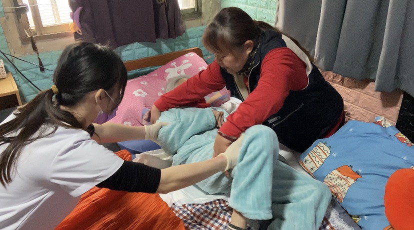 創世基金會到宅服務,教導原床泡澡與照顧技巧,維護臥床者生命尊嚴。