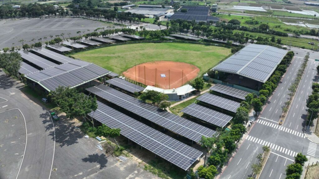台南沙崙智慧綠能科學城「體育場光電」完工。圖/睿禾金碳提供