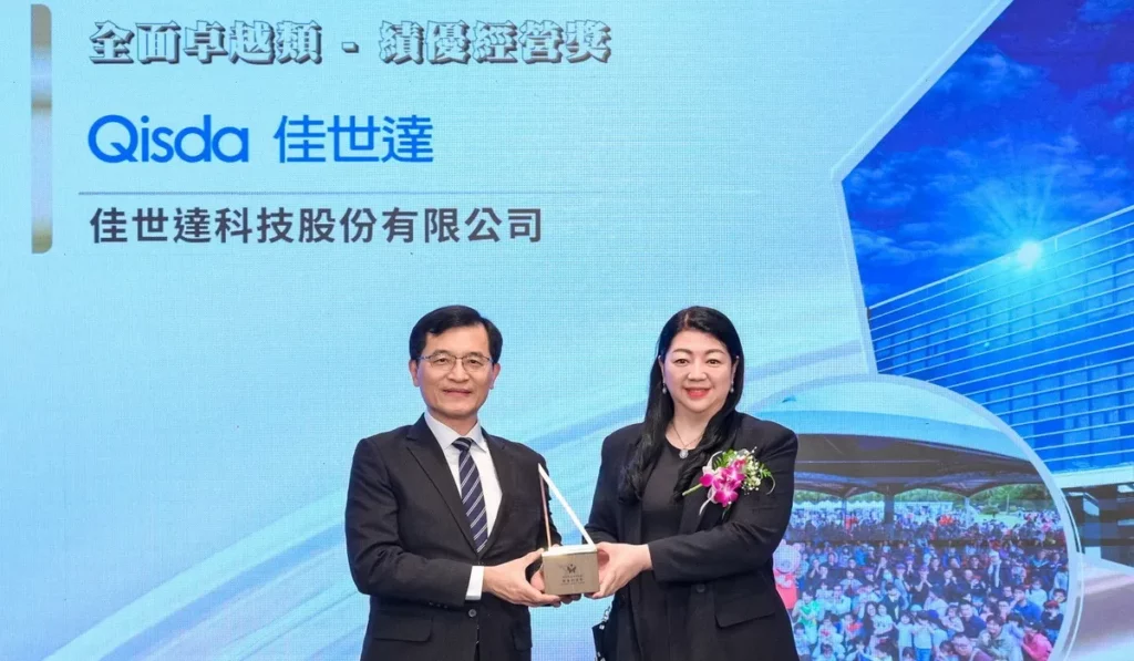 佳世達以AI賦能與大艦隊策略整合集團資源,並持續創新突破,榮獲國家品質獎「績優經營獎」,圖右為佳世達總經理柯淑芬。