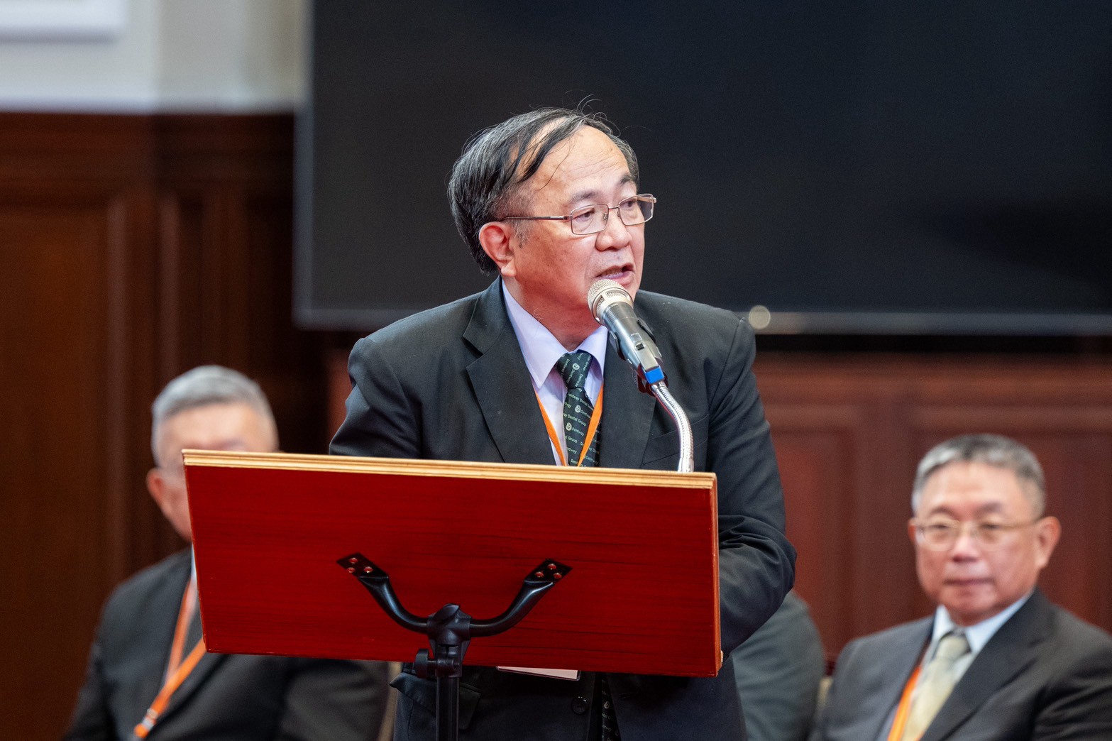 德威口腔醫療體系創辦人陳義聰向總統賴清德提出建言。(德威口腔醫院提供)