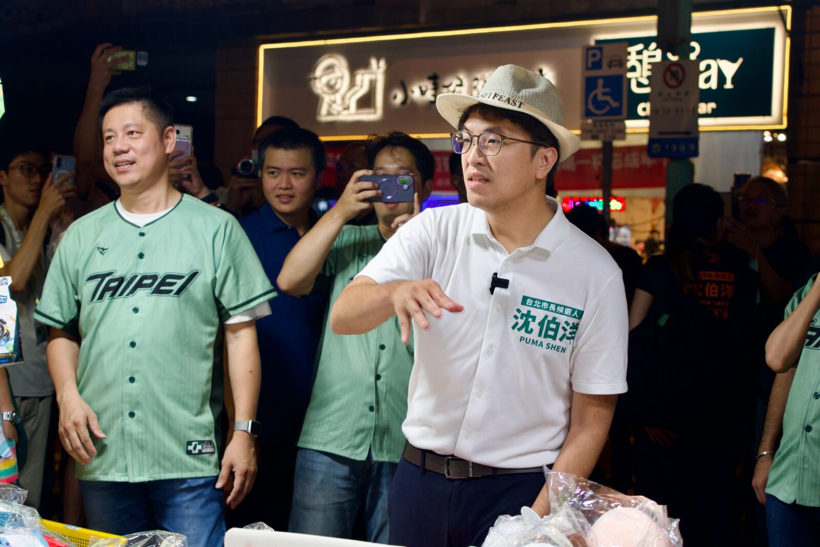女兒看直播氣喊「爸爸怎麼可以沒有簽」 沈伯洋:會改進回應民眾熱情 214 女兒看直播氣喊「爸爸怎麼可以沒有簽」 沈伯洋:會改進回應民眾熱情 213