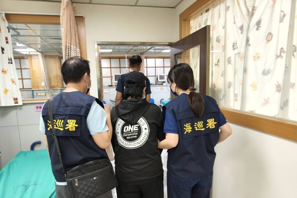 泰女吞72顆海洛因闖關,海巡於高雄小港機場逮捕。(圖/海巡署)