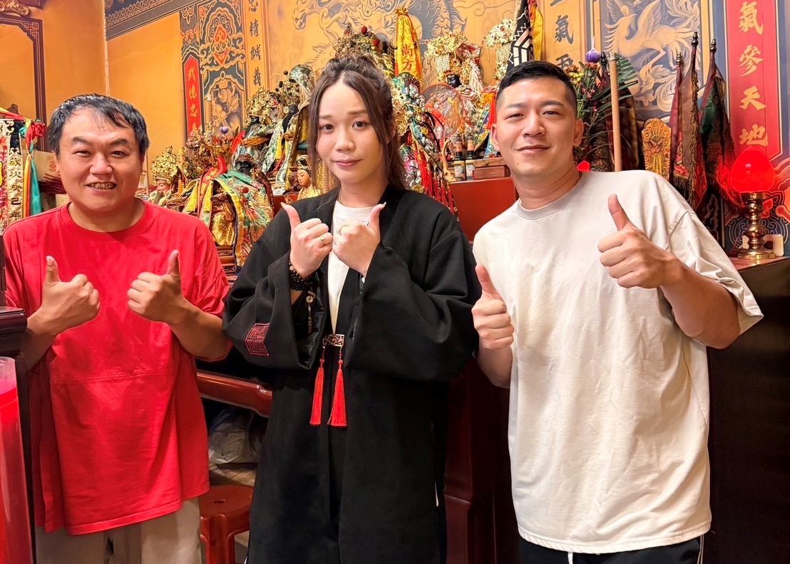 「神明翻譯機」儲君老師稱(中)、YouTuber「看你老墓」司徒建銘(左)、草爺(右),今生為傳承先人故事結緣。(圖/紅心字會 提供)