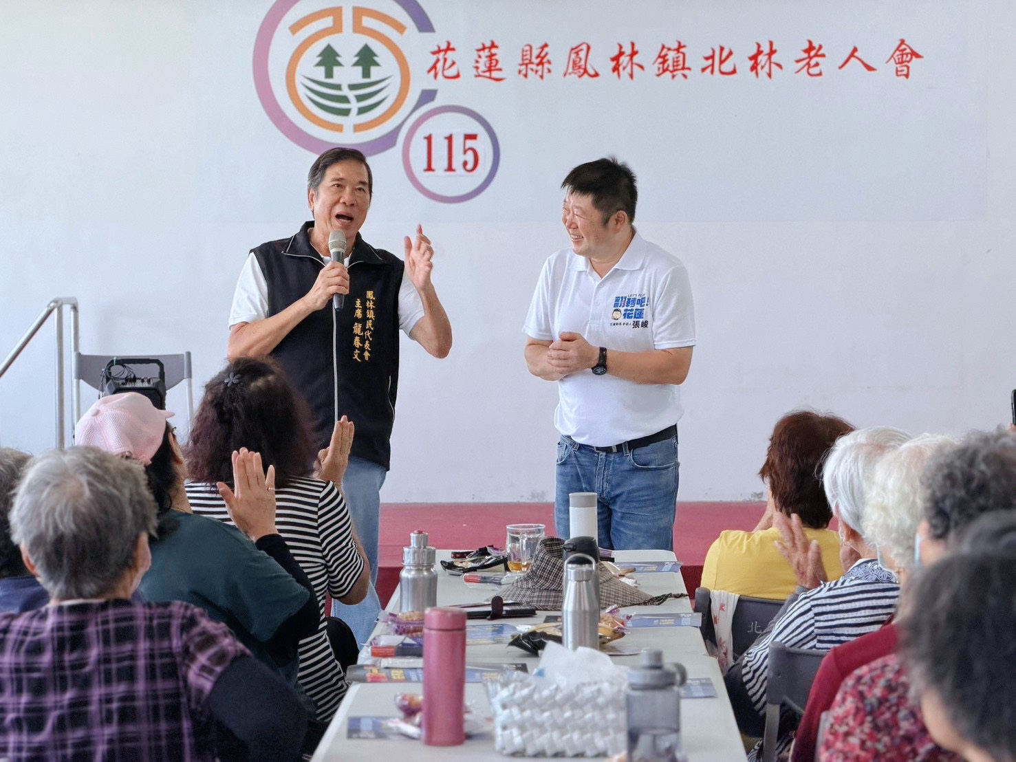 張峻（前排右）持續走訪地方關懷長者，主張將敬老愛心卡每月提高至2000點且月底不歸零，推動升級長照、居家服務、交通接送及偏鄉醫療，建立獨居長者安全網，落實從幼兒到長輩的全齡照顧。 （圖／記者 趙靜姸翻攝） 