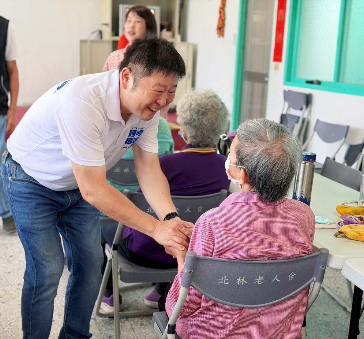 張峻（左一）接連走訪鳳林老人會、北林老人會及北林社區活動中心，與長輩近距離互動。 （圖／記者 趙靜姸翻攝） 