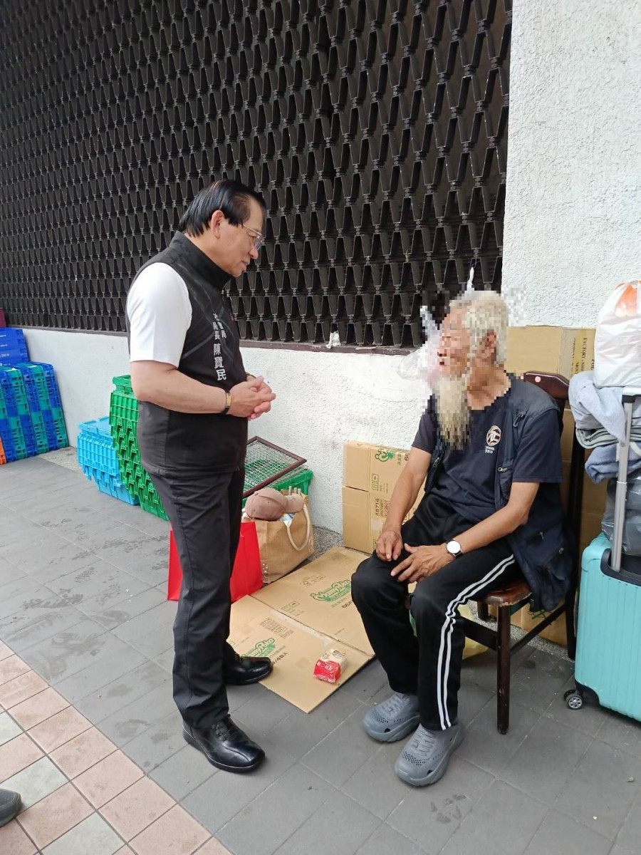 社會局除持續透過街友外展服務，主動掌握其需求，也將加強高溫期間的巡訪頻率。<br /><br /> <br /><br /> 