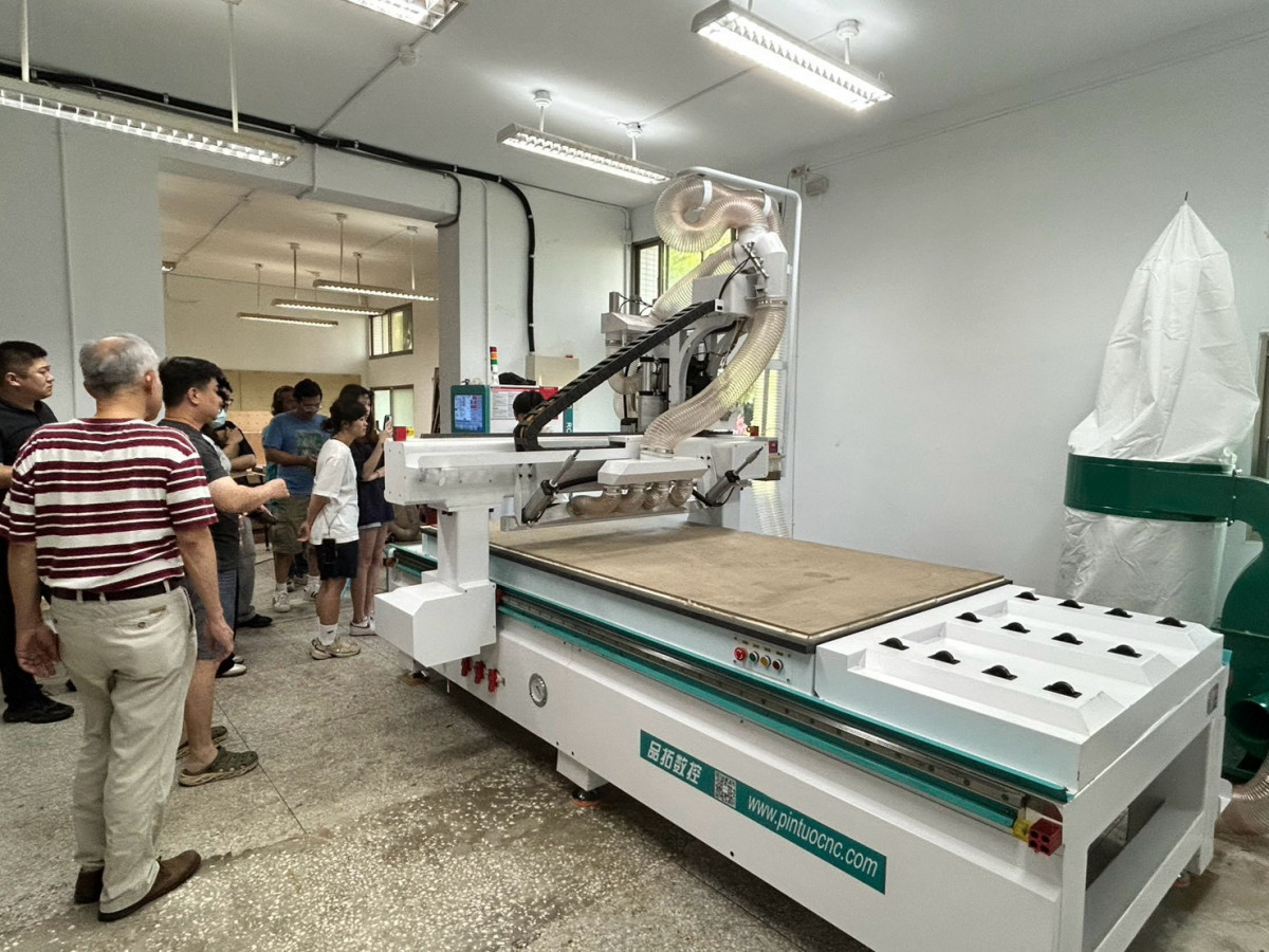 原廠技師於中原大學室設系現場示範四工序開料機操作流程,協助教師與學生熟悉設備功能及正確操作方式。