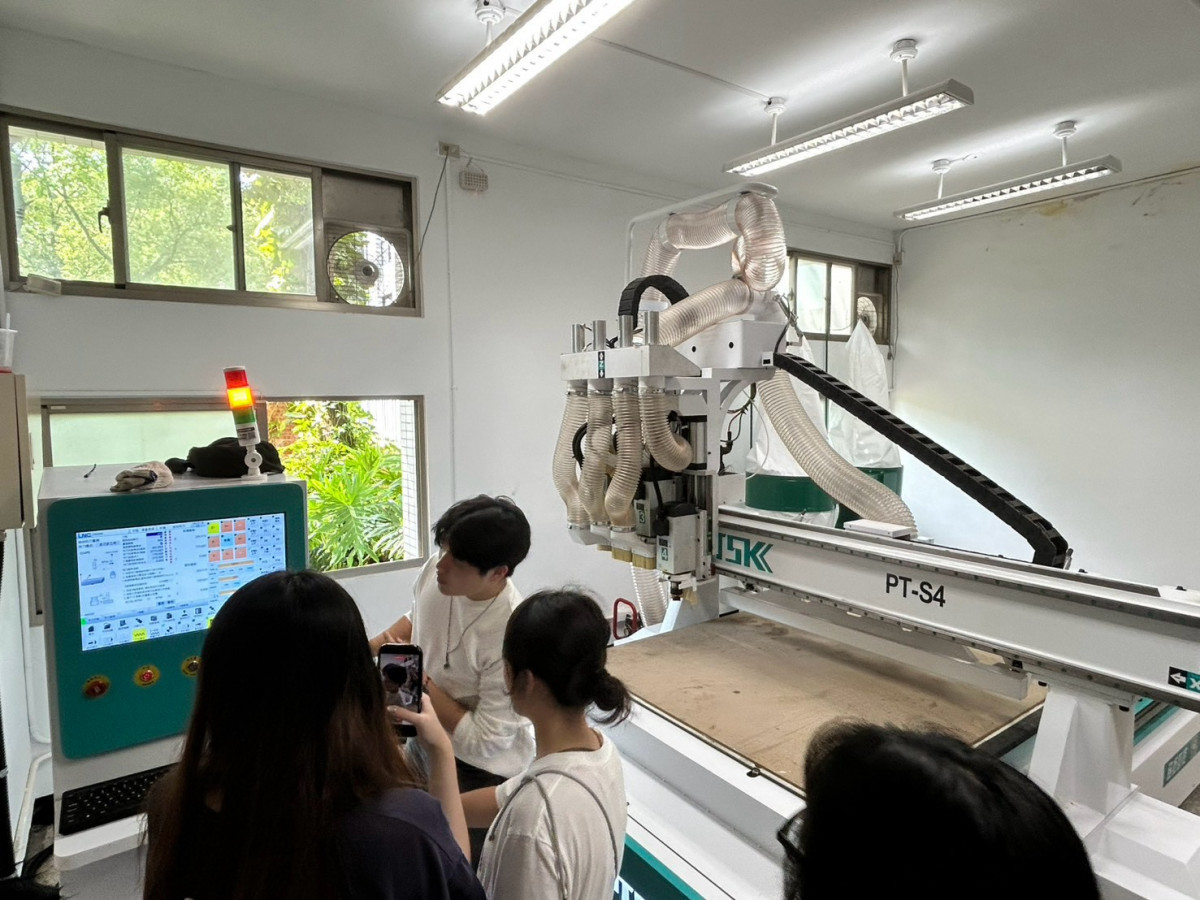 中原室設教師與學生實際運用四工序開料機進行木材加工,透過操作與實作,深化數位製造及材料加工的學習經驗。<br /><br /> <br /><br />