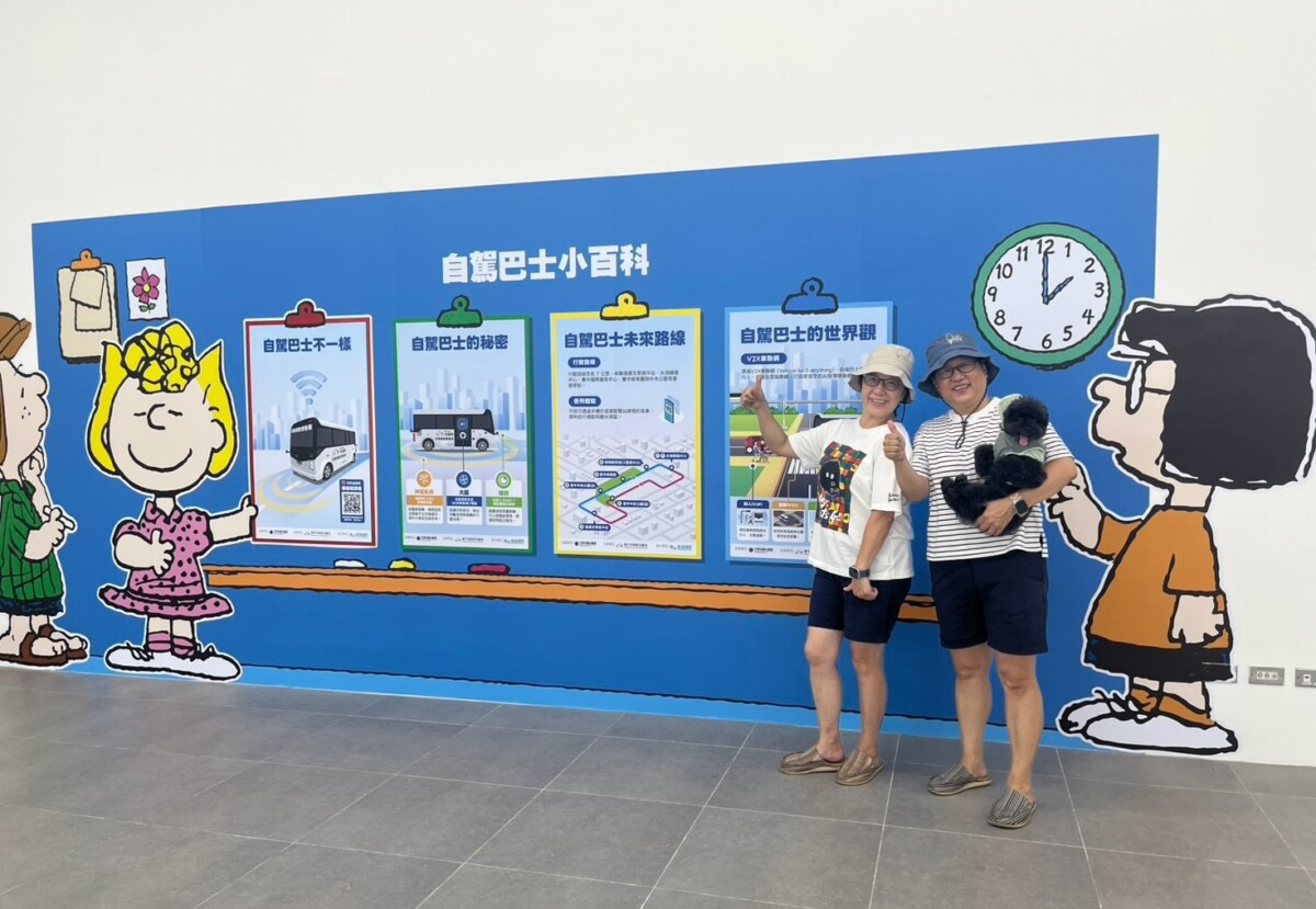 ▲市府於水湳轉運中心設置大型展版，以淺顯方式介紹自駕巴士資訊。(圖/記者顏淑娟翻攝)