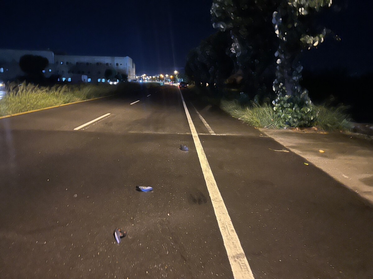 SQ08202 1伸港騎士撞上人行道後倒地