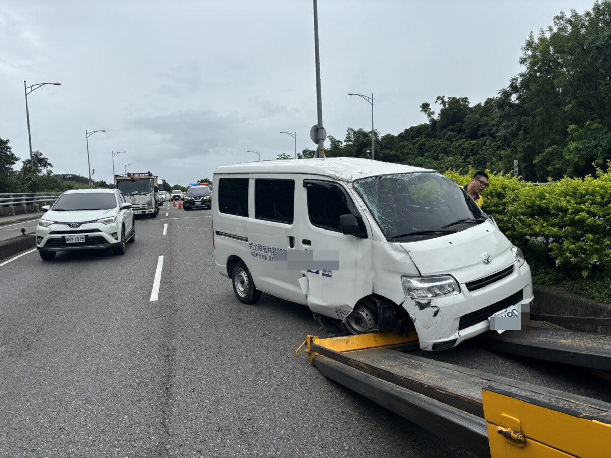 SQ08207 3花壇74甲廂型車失控翻覆