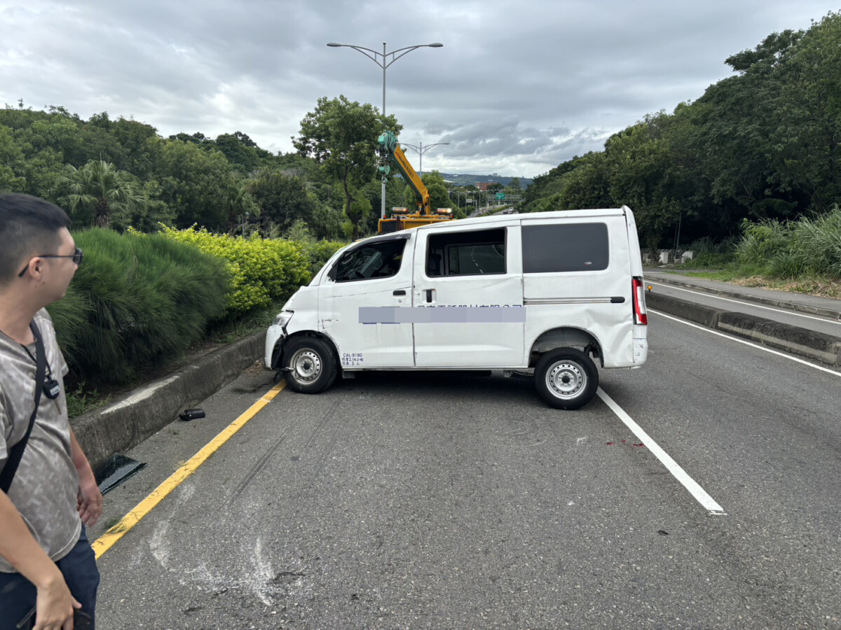 SQ08207 5花壇74甲廂型車失控翻覆