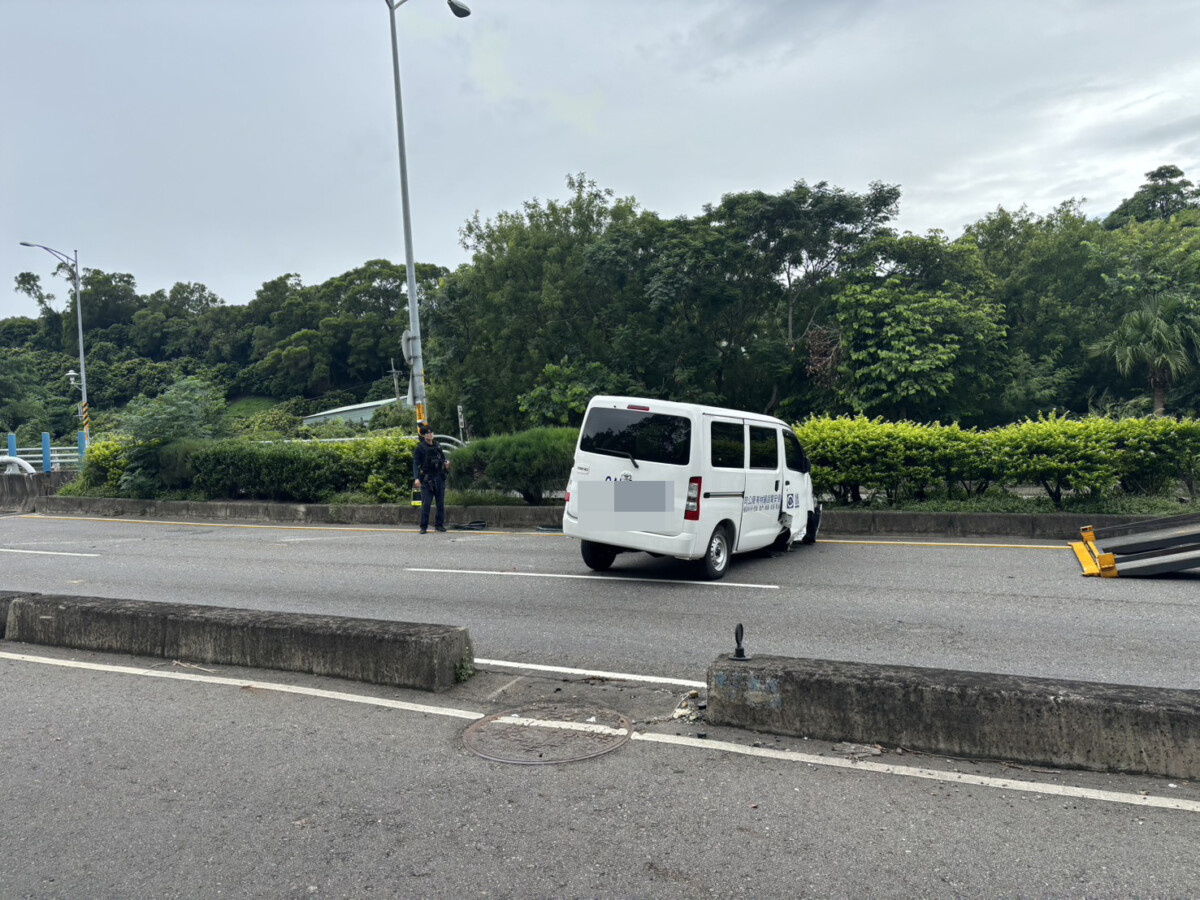 SQ08207 4花壇74甲廂型車失控翻覆