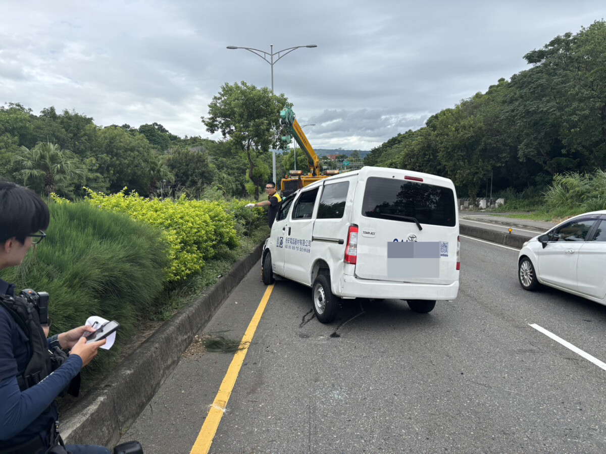 SQ08207 2花壇74甲廂型車失控翻覆