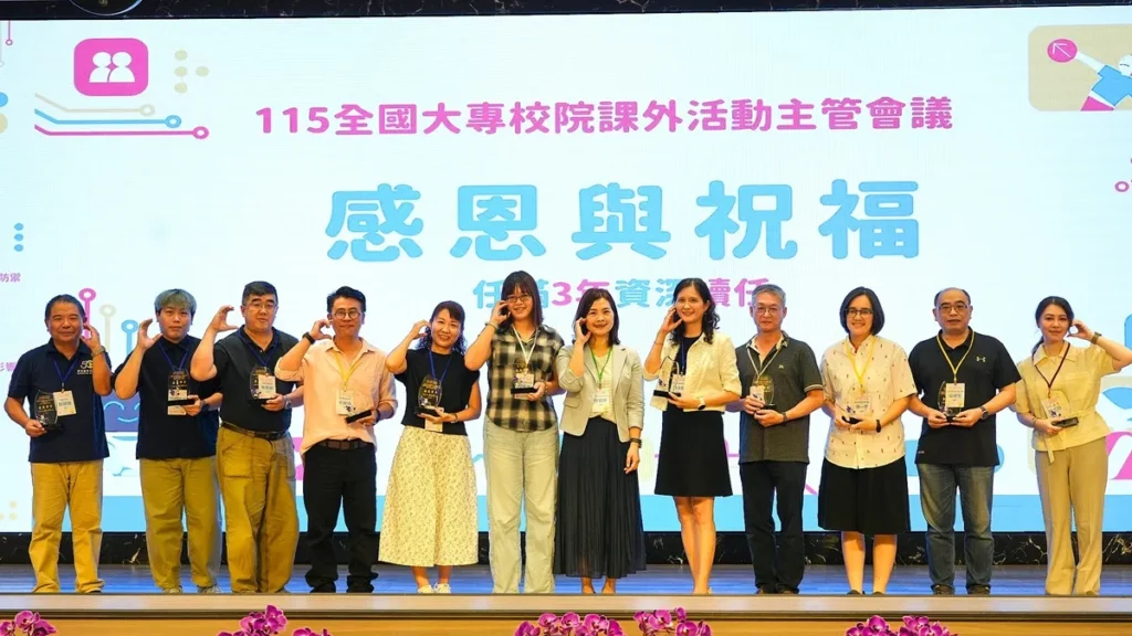 教育部特別致贈感謝牌予資深續任及卸任課外活動主管,感謝長期投入學生事務與社團輔導。(圖/朝陽科大提供)