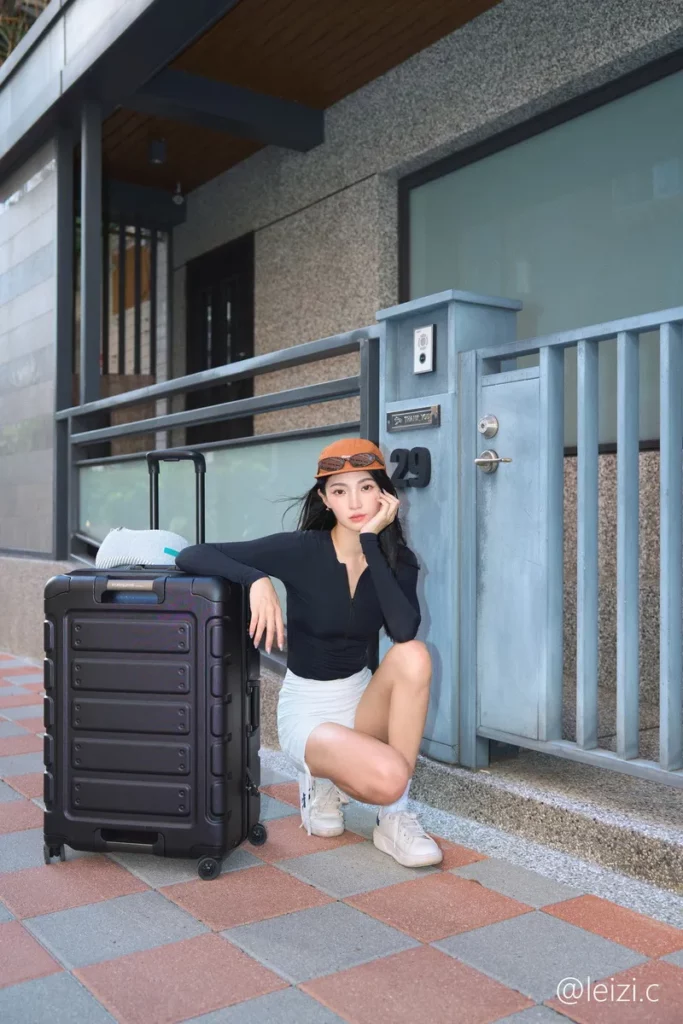 CROWN悍馬箱堅固鋁框搭配防撞護角,兼顧旅途防護與推行穩定