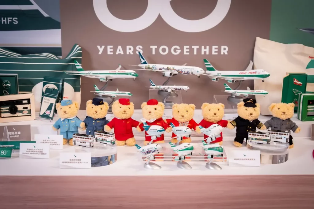 國泰航空推出一系列 80 周年限定紀念商品,包含全新登場的80 周年特別塗裝飛機模型套裝、極具收藏價值的「經典制服小熊吊飾盲盒」及「國泰航空彩繪機盲盒」等。