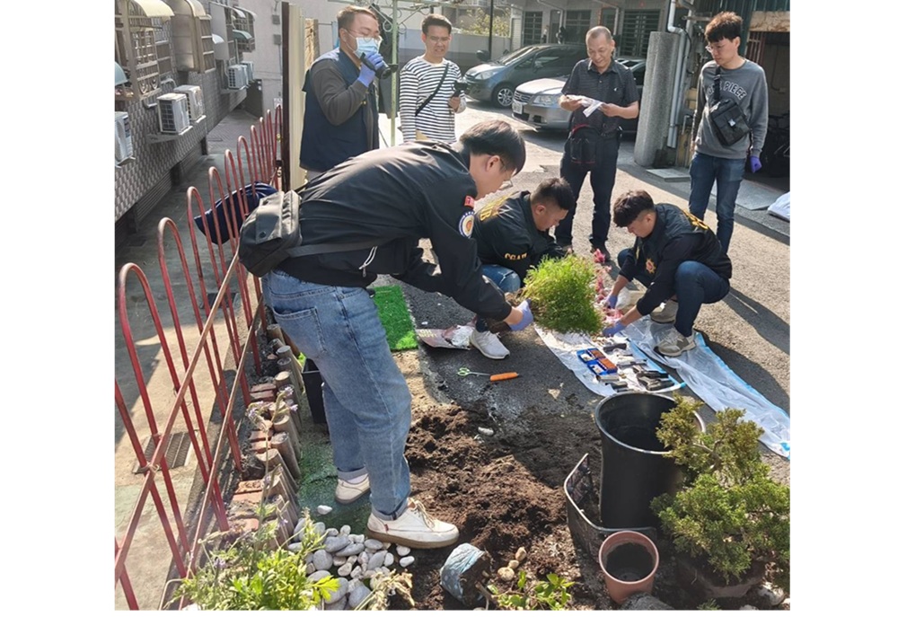 種花掩護埋槍 海巡員挖出改造手槍與百發子彈 214 cnews204260820a05