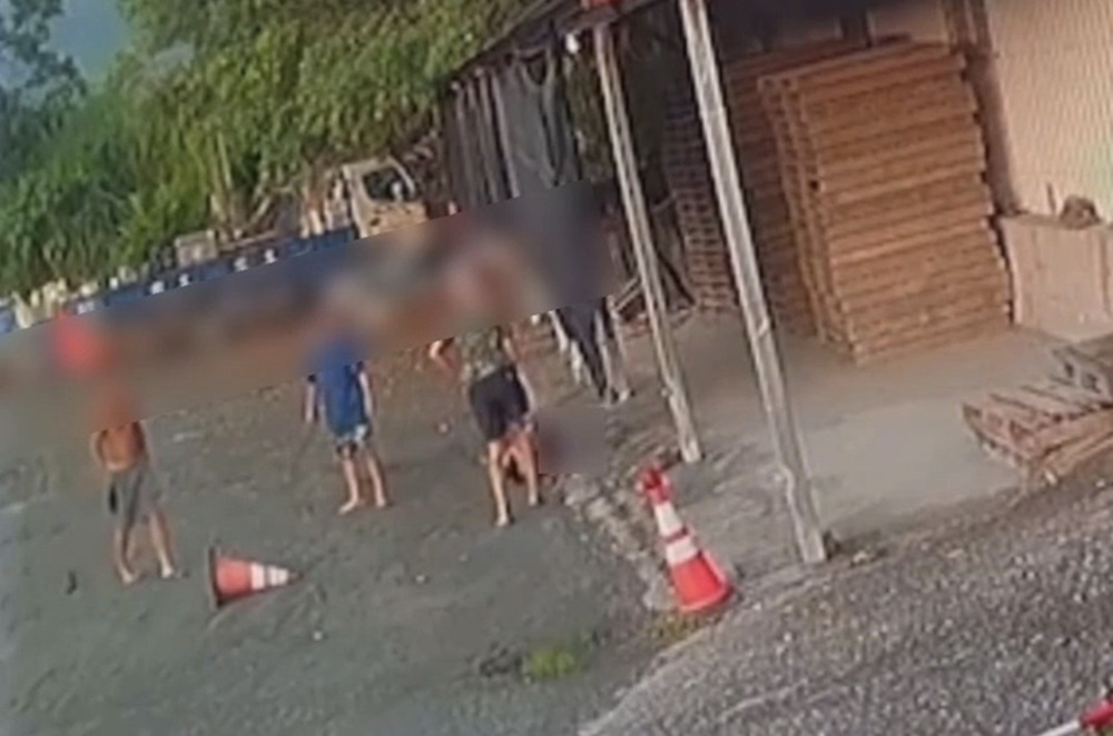 男子浴血工場 3莽男涉拿木棍石塊攻擊1人還是通緝犯 233 cnews204260820a11
