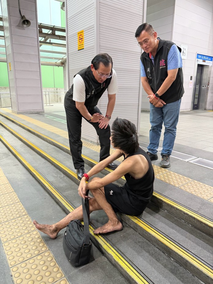 因應近期持續高溫天氣，社會局啟動高溫關懷機制，社會局陳寶民局長率隊前往街友常聚